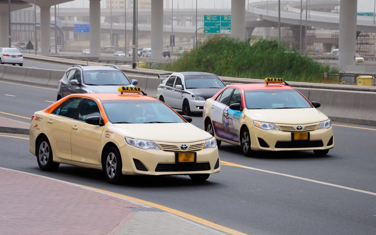 Такси в Абу Даби. RTA Dubai такси. Такси в Шардже. Таксисты дубай