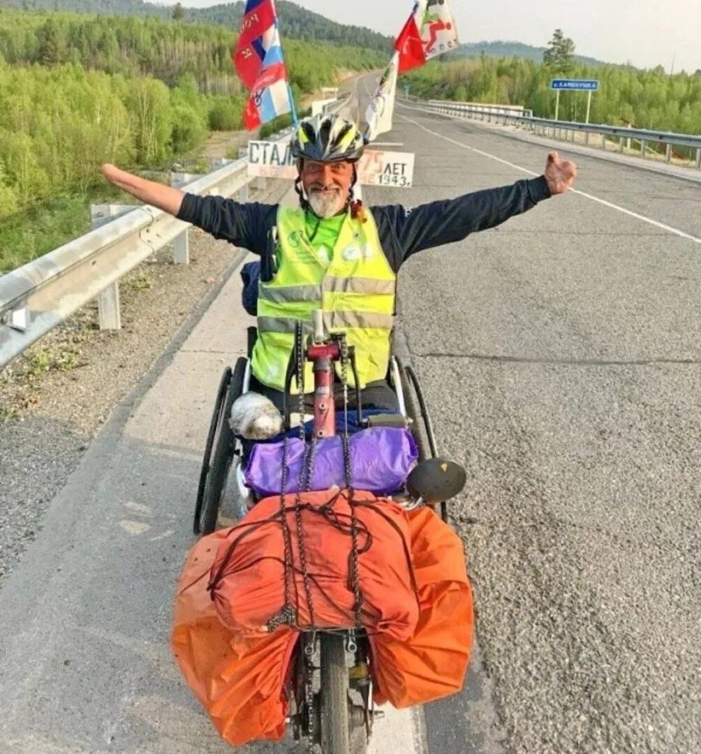 Путешественник добирается. Человек с рюкзаком в горах. Туристы в горах. Путешественник добирается. Путешественник добирается.