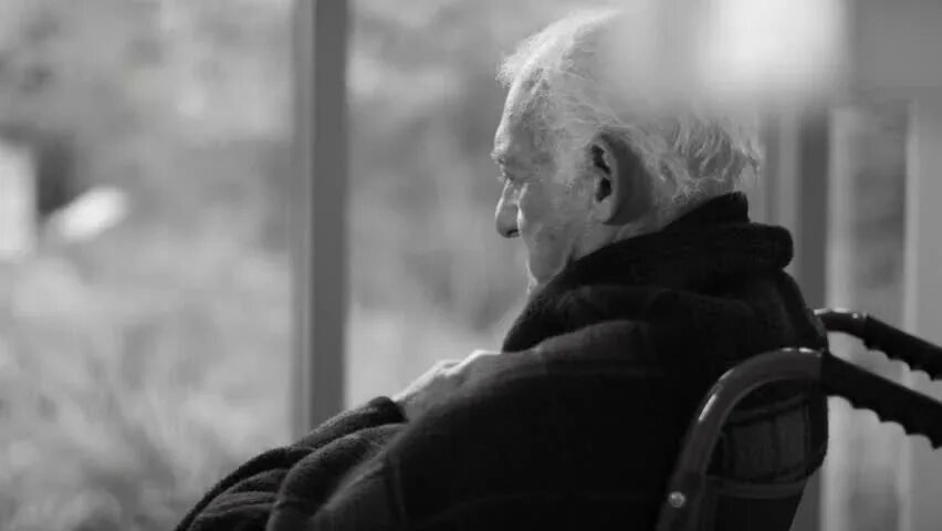 Усталый пожилой человек. Человек задыхается. Старик переживать. Грустный пожилой мужчина. Задумчивый старик.