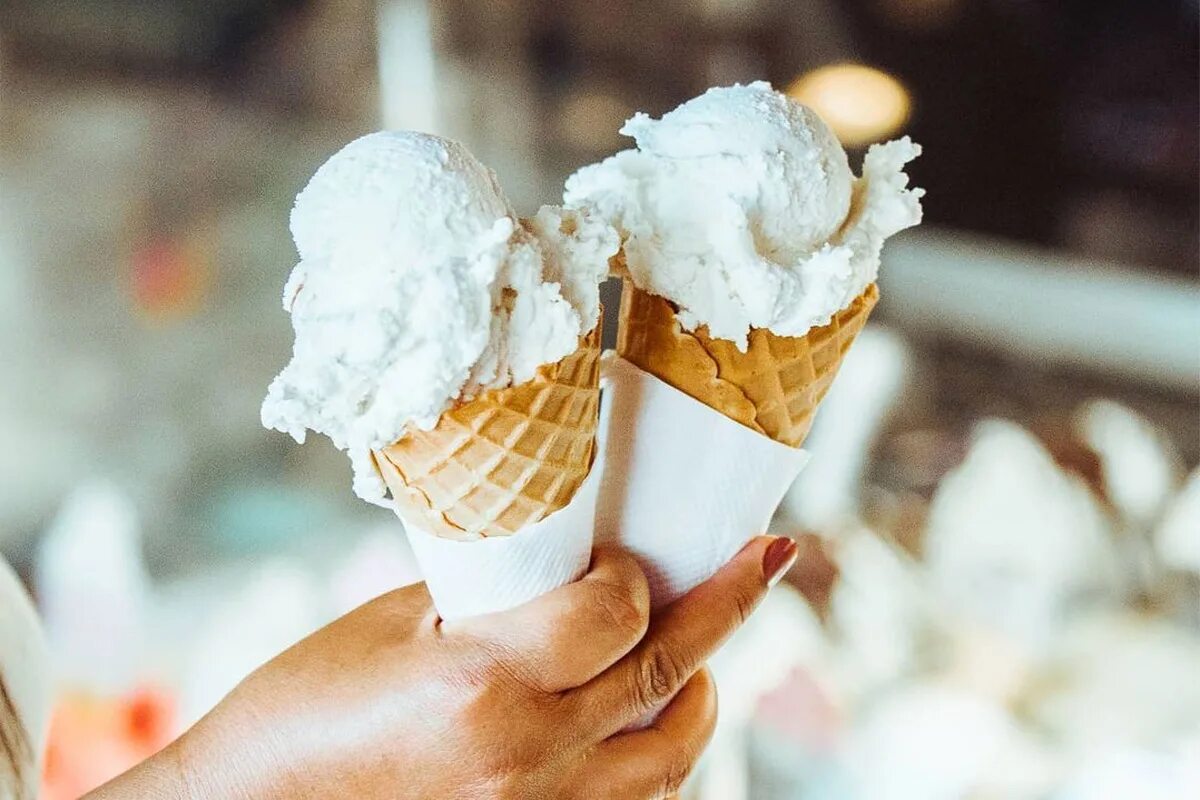 Можно ли мороженое на ночь. Красивое мороженое. Красивое мороженое в рожке. Мороженое рожок. Мороженое с карамелью.
