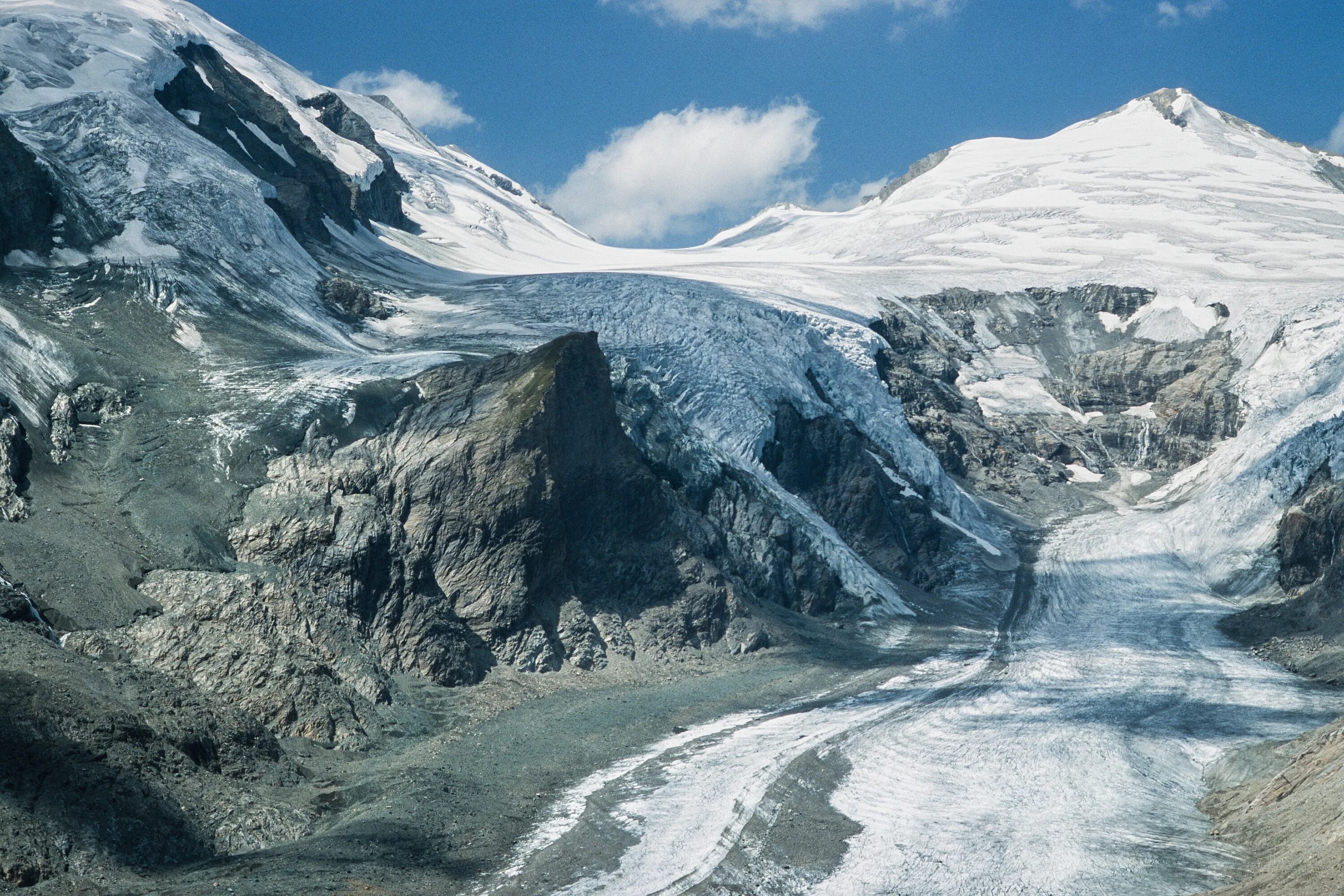 Ледник академии наук. Ледник колка Кармадонское ущелье. Кармадонское ущелье Северная Осетия. Ледник Гроссглокнер. Кармадонское ущелье зимой.