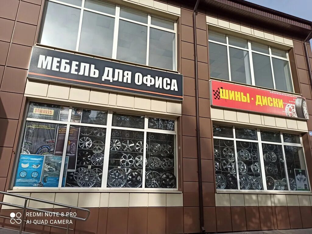 Скол курск. Трещина на лобовом стекле. Скол на лобовом стекле. Скол лобового стекла. Скол на лобовом стекле тигуан.