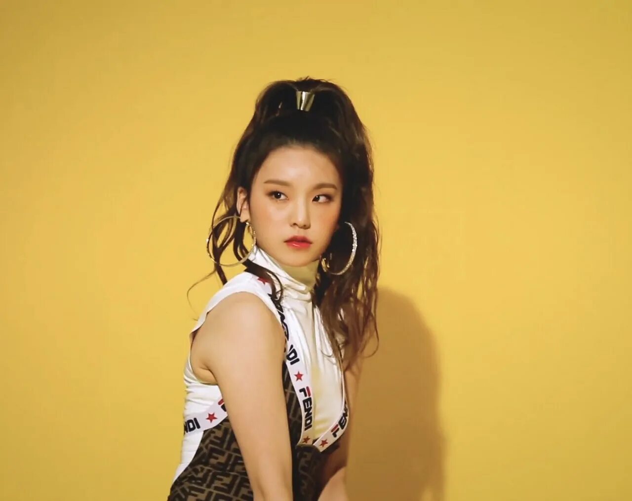 Itzy mr vampire. Хван йеджи. itzy yeji. йеджи из itzy. itzy лиа.