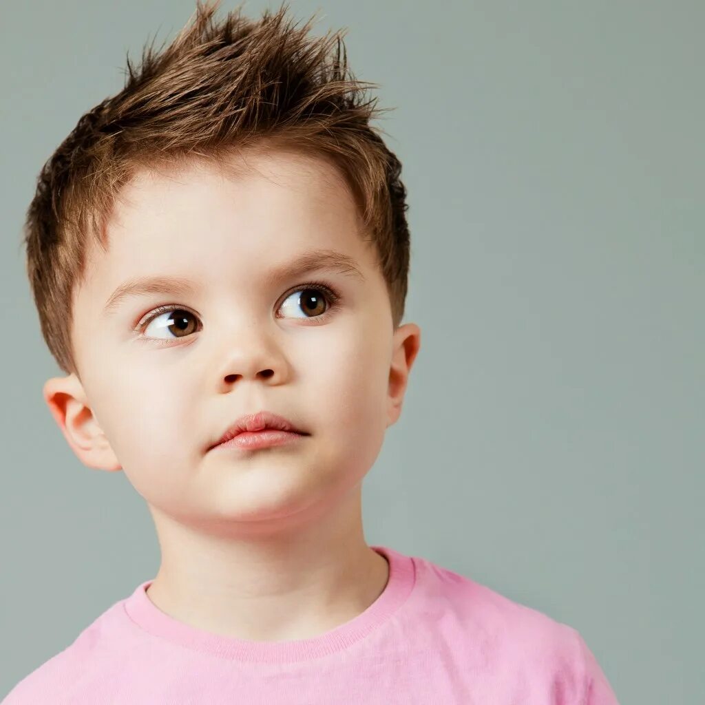 мальчишеская фото. стильные стрижки для мальчиков. мальчишеская фото. гаврош стрижка детская. модельная стрижка для мальчика.