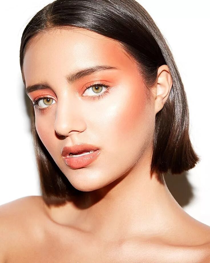 Хайлайтер на лице в 40 лет. Зоны нанесения румян и хайлайтера. Схема нанесения хайлайтера на лицо. Контуринг для круглого лица. Макияж милашки с румянами.