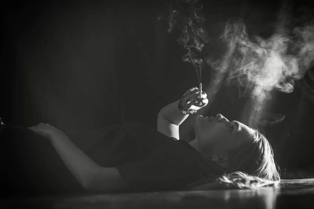 Пошло по комнате дымок. Сигаретный дым. Дым Эстетика. Дымящаяся сигарета. Фото сигареты с дымом.