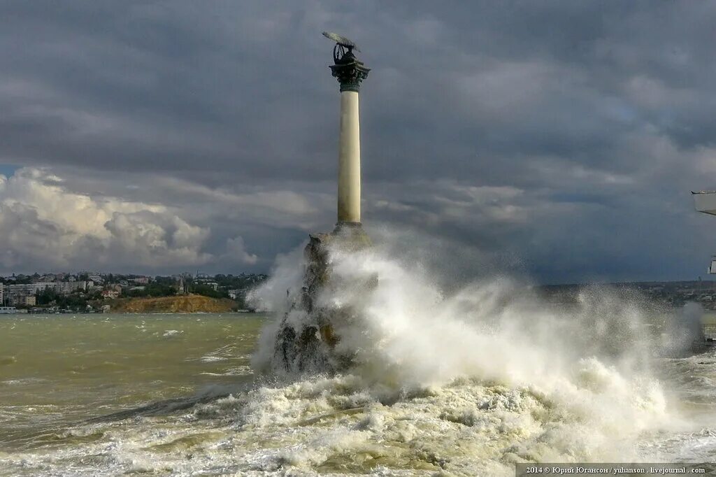 Октябрь шторм. Крым шторм Севастополь. Севастополь море шторм. Шторм в Севастополе 2007. Ураган в Севастополе.