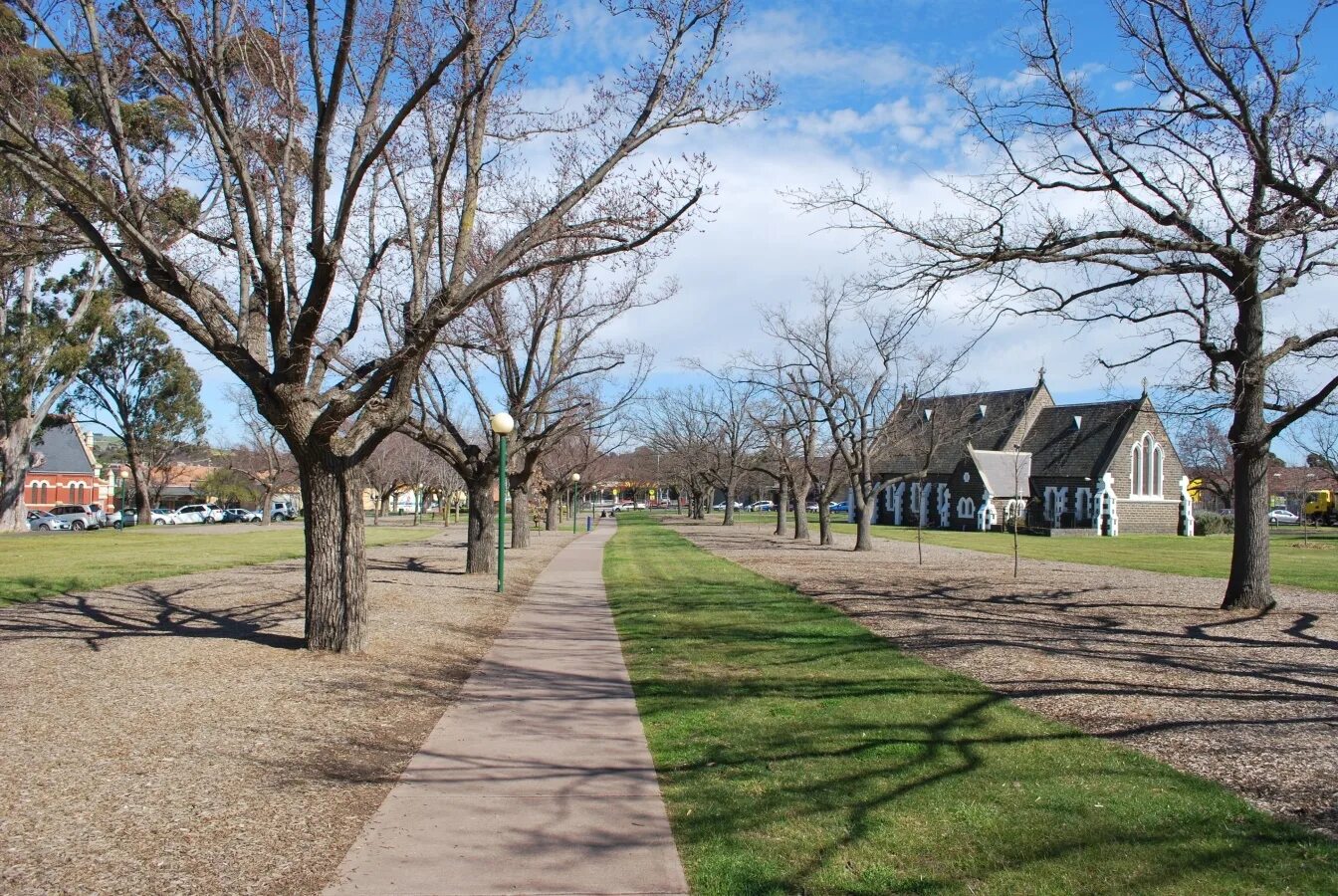 Sunbury fitzroy park photos. Каслтон англия. Страна деревня. Байбери английская деревня. Кэмбелфорт англия деревня.