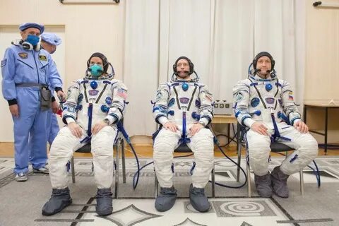 Космонавты идут