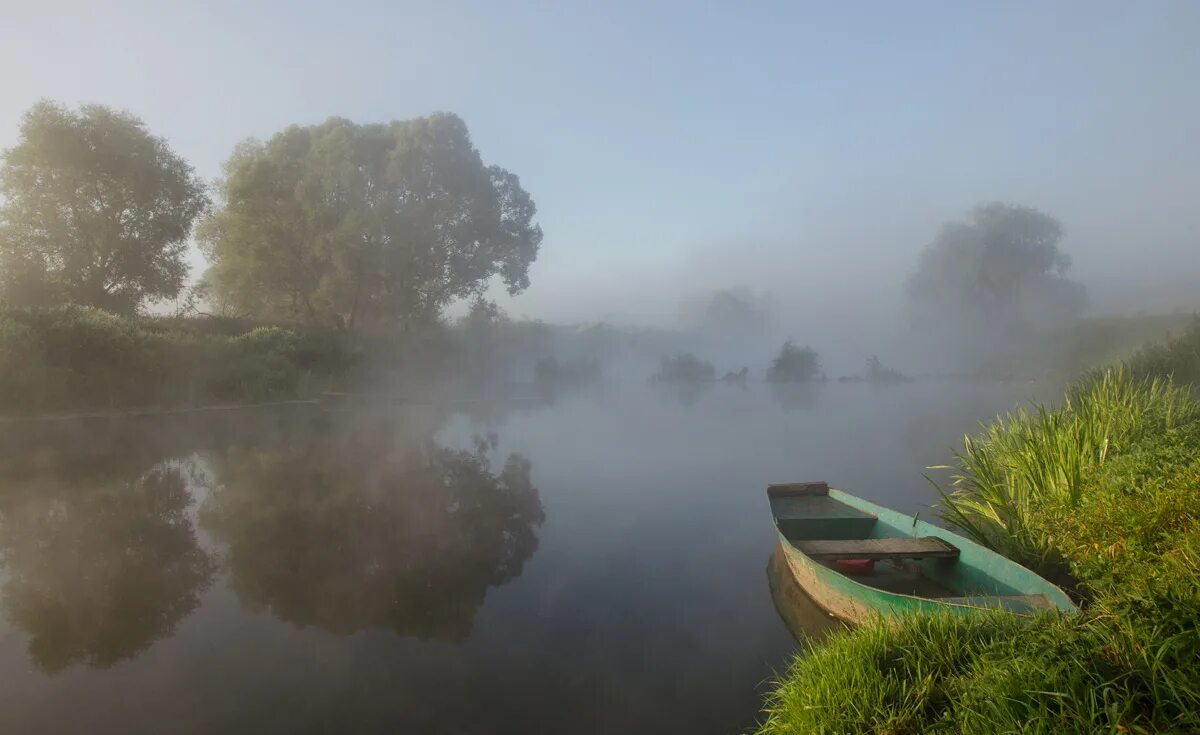 Рассекая воду плывет по реке катер впр. Река УПА Першино. Туман на реке. Лодка в камышах. Туманное утро на озере.