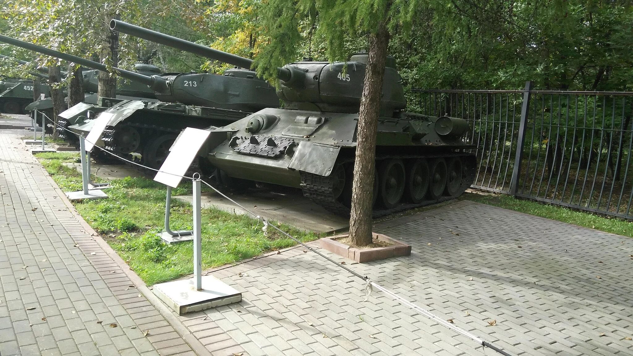 Музей вадима задорожного. Парк победы челябинск. Парк победы душанбе танка. Т-34-85 с башнями от т-62. Музей танков новорижское шоссе.