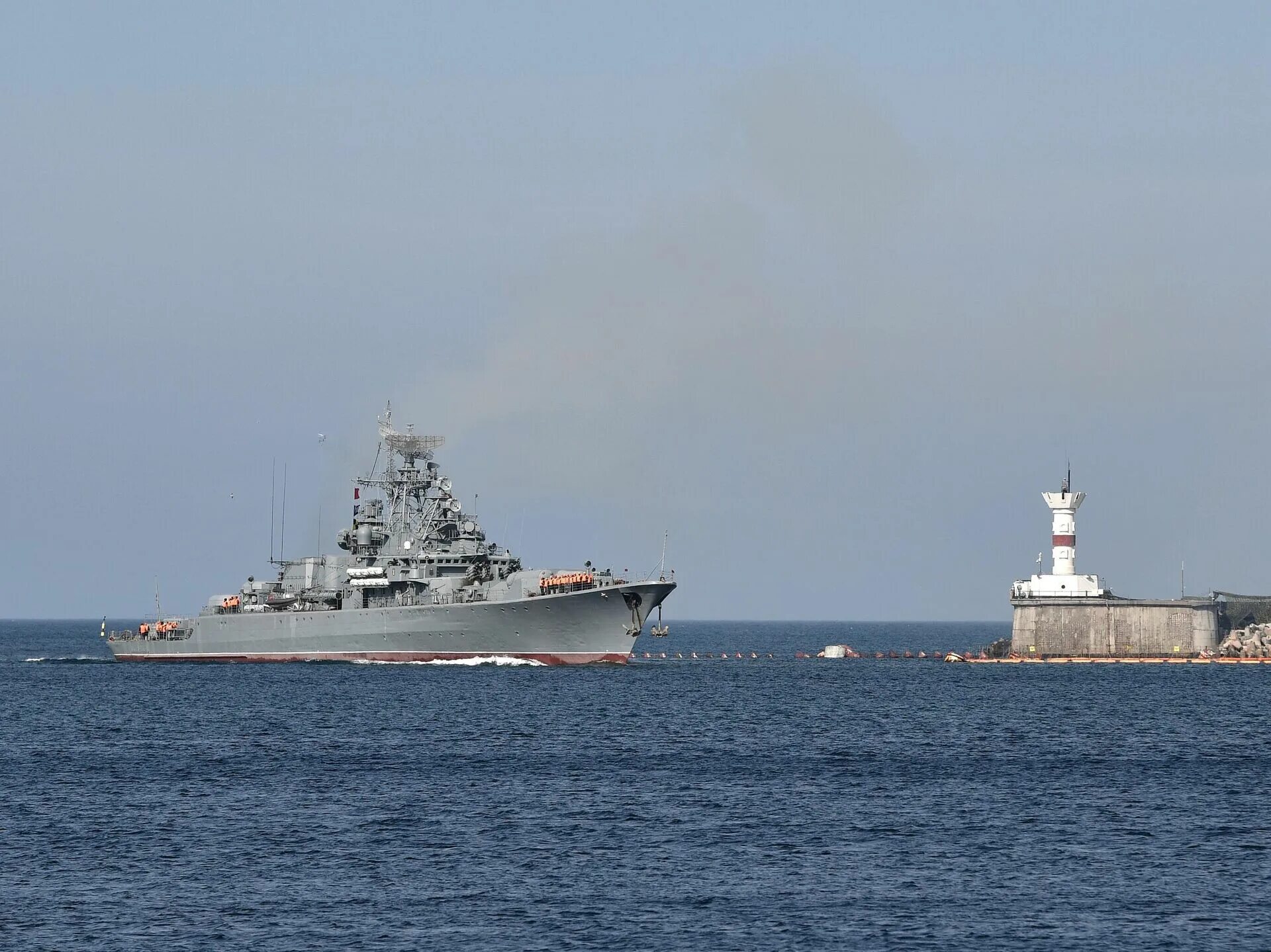 Бдк оленегорский горняк подбит. Атаковали корабль в черном море. Корабль в открытом море. Военный корабль. Атаковали корабль в черном море.