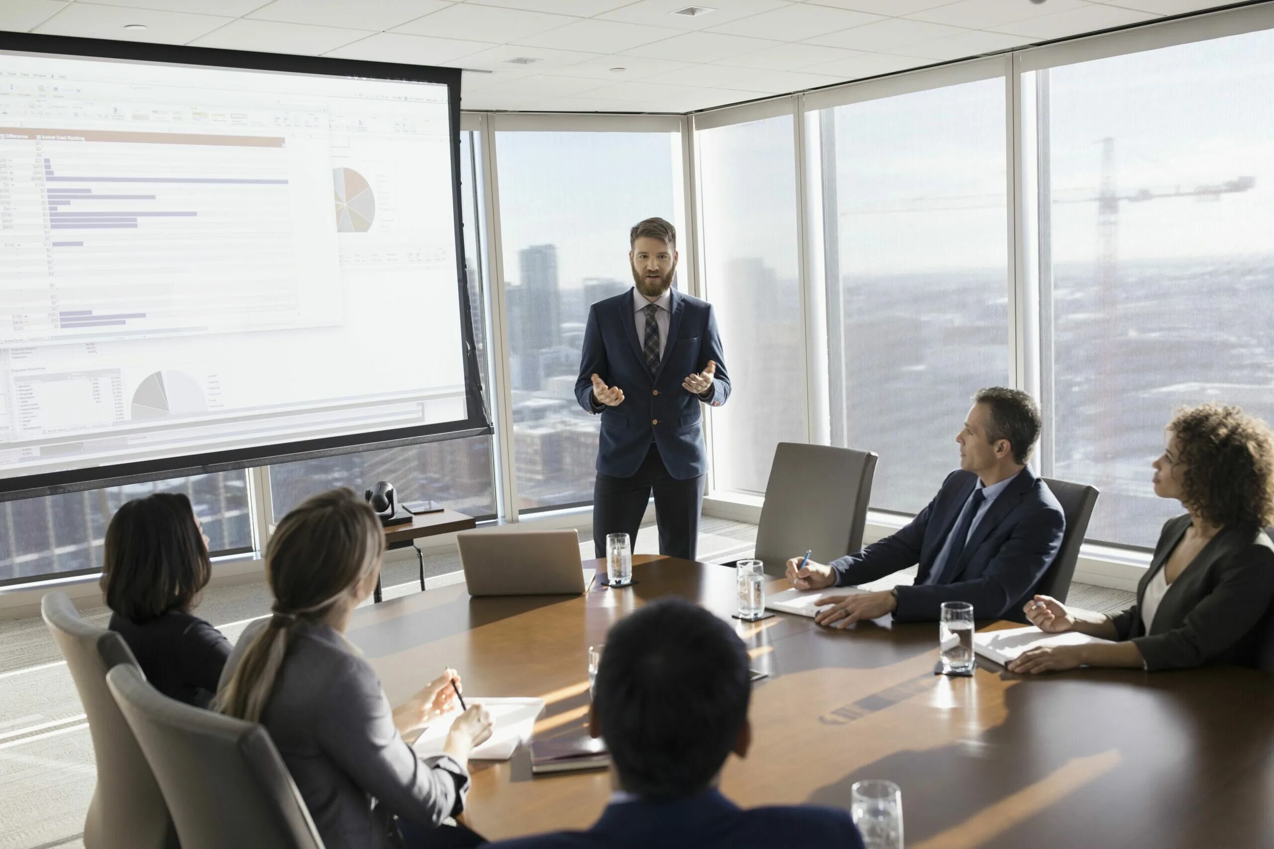 Holding a meeting. Бизнес коммуникации. Деловая встреча. Бизнес презентация. Деловое общение.