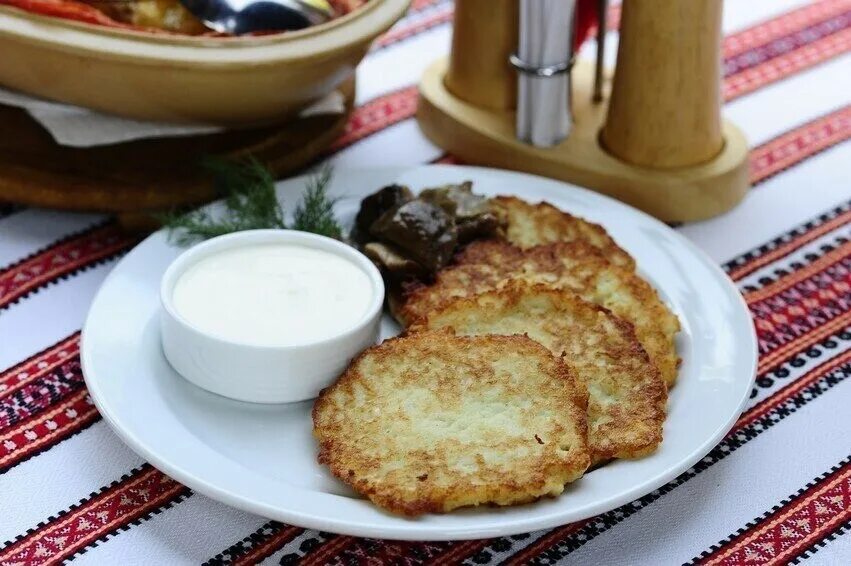 Драники картофельные. Белорусские деруны с фаршем. Картофельно-кабачковые драники. Деруны картофельные белорусские. Деруны в пряном соусе.