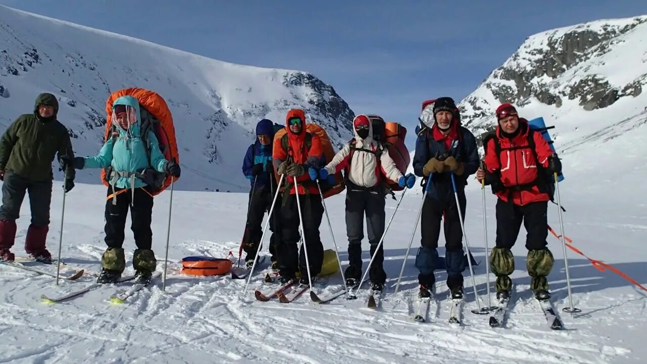 Лыжники были в походе 7 дней. Лыжный поход. Лыжный туризм. Лыжник турист. Зимний поход на лыжах.