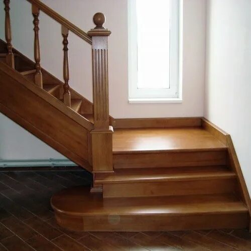 Деревянная лестница на второй с поворотом. Поворотная лестница. Лестница поворотная деревянная. Деревянная лестница с поворотом. Лестница с поворотной площадкой.