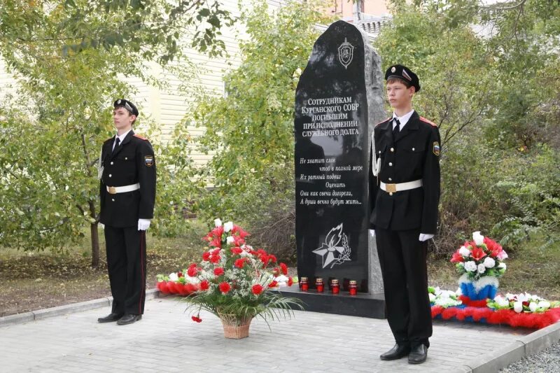 Памятники погибшим сотрудникам. Памятник погибшим сотрудникам Курган. Памятник погибшим сотрудникам МВД Дагестана. Памятники погибшим сотрудникам МВД. Памятник сотрудникам МВД погибшим при исполнении.