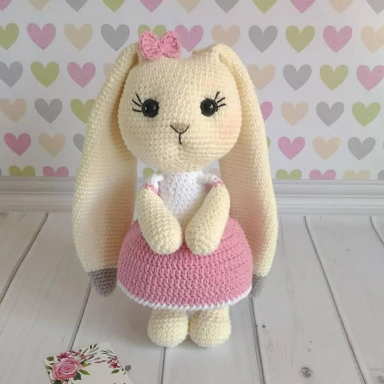 Плюшевый зайка амигуруми. Связанные игрушки. Зайка крючком видео. Вязаные игрушки. Зайка крючком видео.