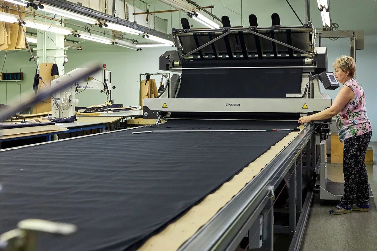 Завод легко. Работники легкой промышленности. Текстильная и легкая промышленность. Завод легко. Фабрика большевичка москва.