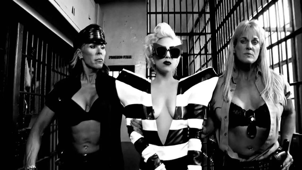 Сиськи Lady Gaga в толпе