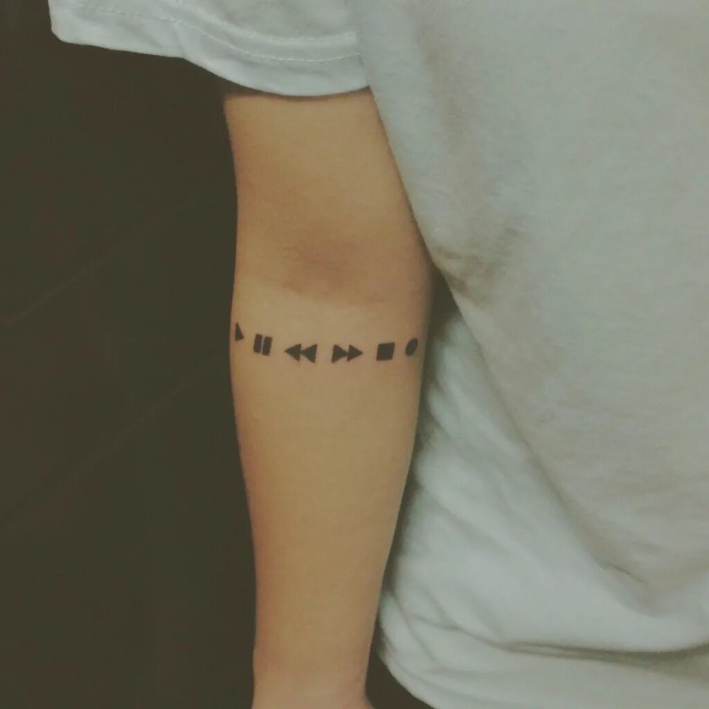 Татуировка в виде плейлиста. Тату плеер. Тату пауза. Tattoo play. Тату кнопка.
