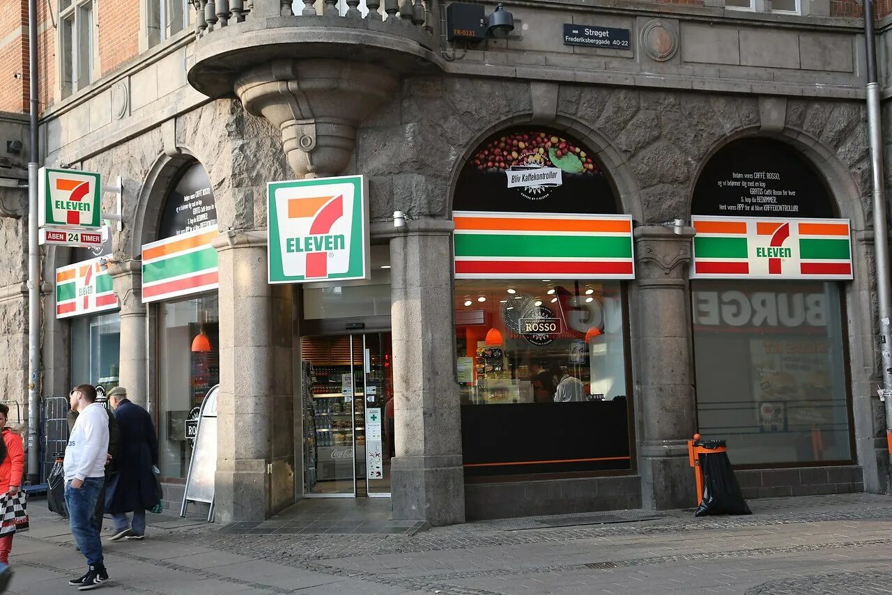 7 11 дюйма. 7 Элевен магазин. Магазин 7 Элевен Япония. Seven Eleven в Москве.