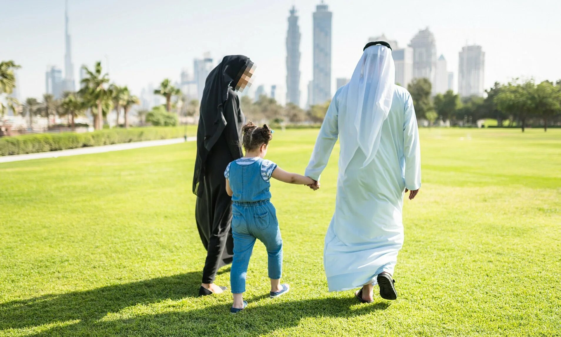 мусульманская семья с детьми. счастливая мусульманская семья. женщина в исламе. арабская семья. отношение мусульманских семьях.
