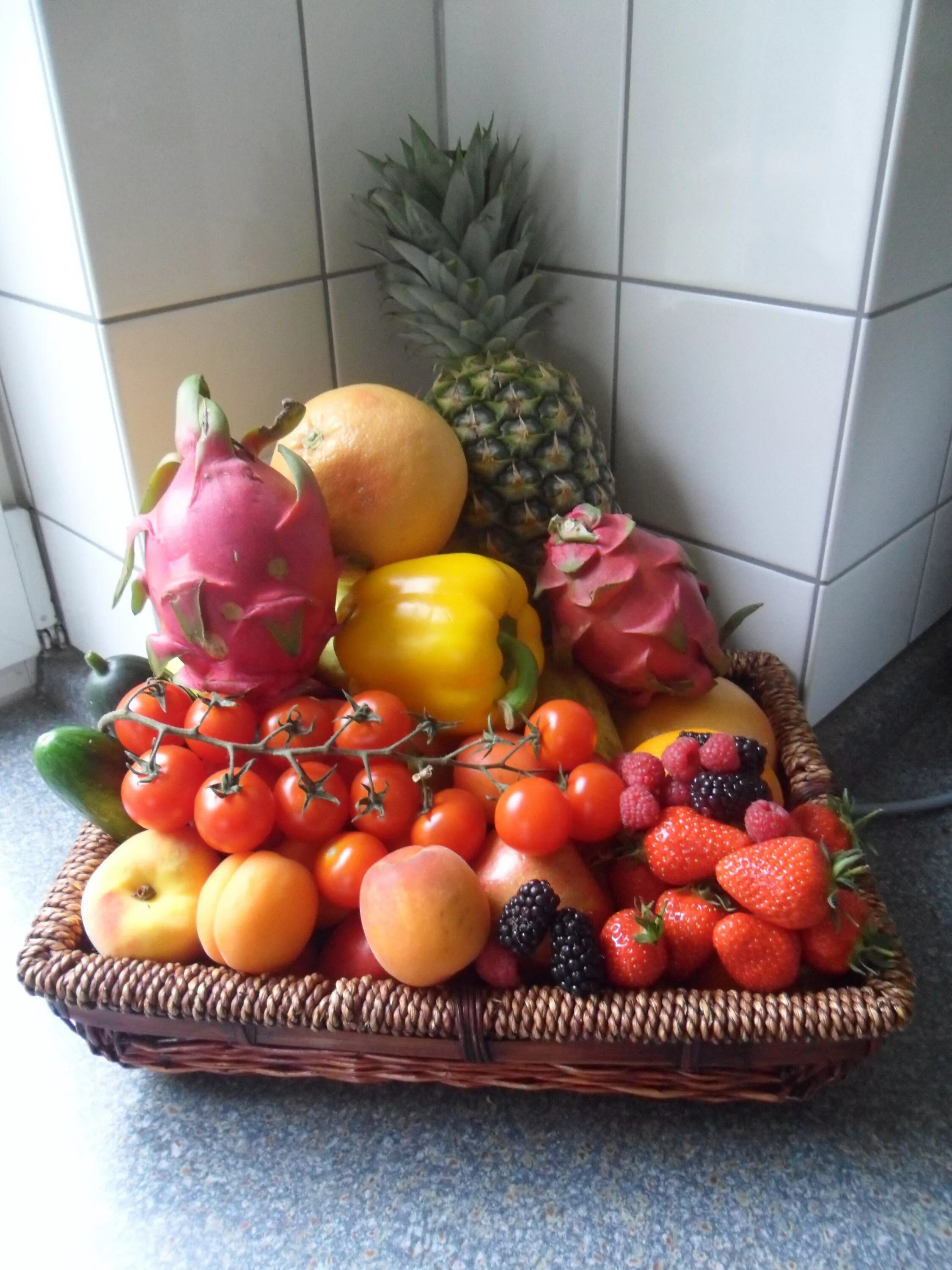 Наполненная фруктами корзина стояла на столе впр. Корзина с фруктами. Фрукты на столе. Ваза с фруктами. Домашние фрукты.