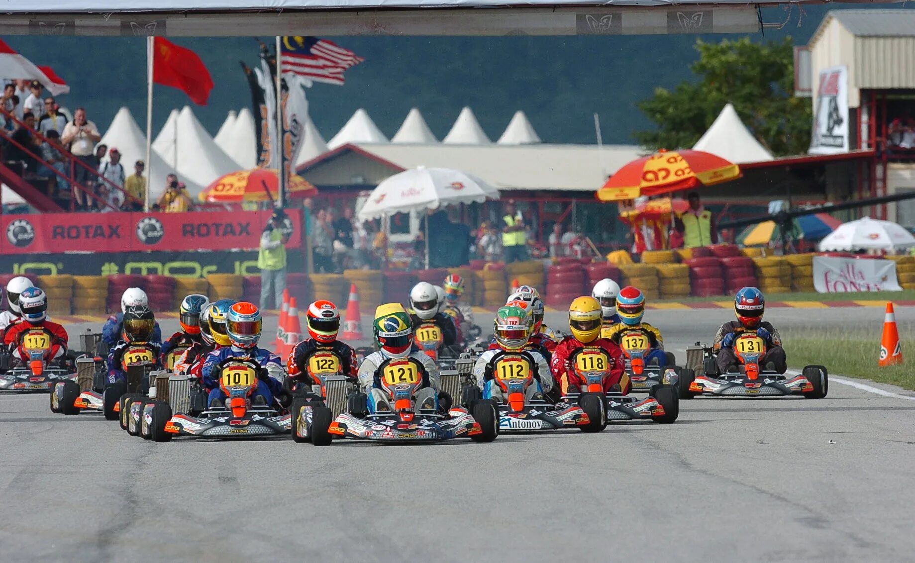 Картинг kart start. Картинг старт гонок. картинг 9 л.с. история картинга. 2 тактный картинг.