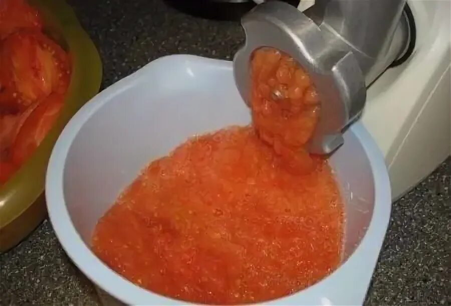 Помидоры через мясорубку. Перекрученный перец болгарский на зиму мясорубке. Перекрученный перец болгарский на зиму мясорубке. Томат через мясорубку на зиму. Помидоры через мясорубку.