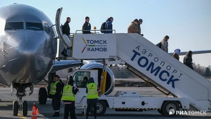 Самолет томск москва. Томск сочи. Томск-санкт-петербург самолет. Икар авиакомпания. Самолет на взлетной полосе.
