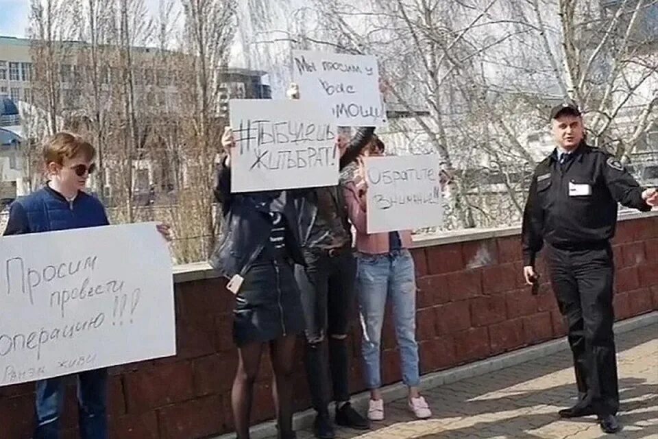 В башкирии люди вышли на митинг. Парня с белым листом забрали за пикет. одиночный пикет в башкирии 27.05.2025. ранэль стерлитамак. близка ребята.