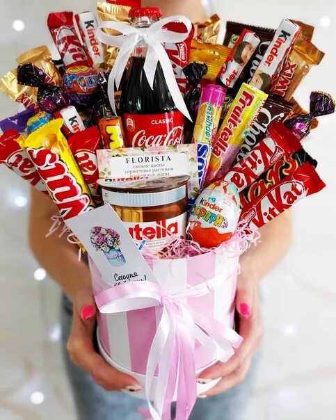 Подарочные коробки со сладостями. Сладкий мини подарок своими руками на новый год детям. Сладости в коробке подарок. Коробка со сладостями. Коробки сладостей.