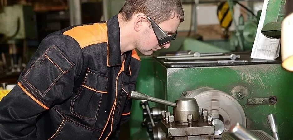 токарь. токарь. заводы вакансии токаря. токарь на заводе. токарь.
