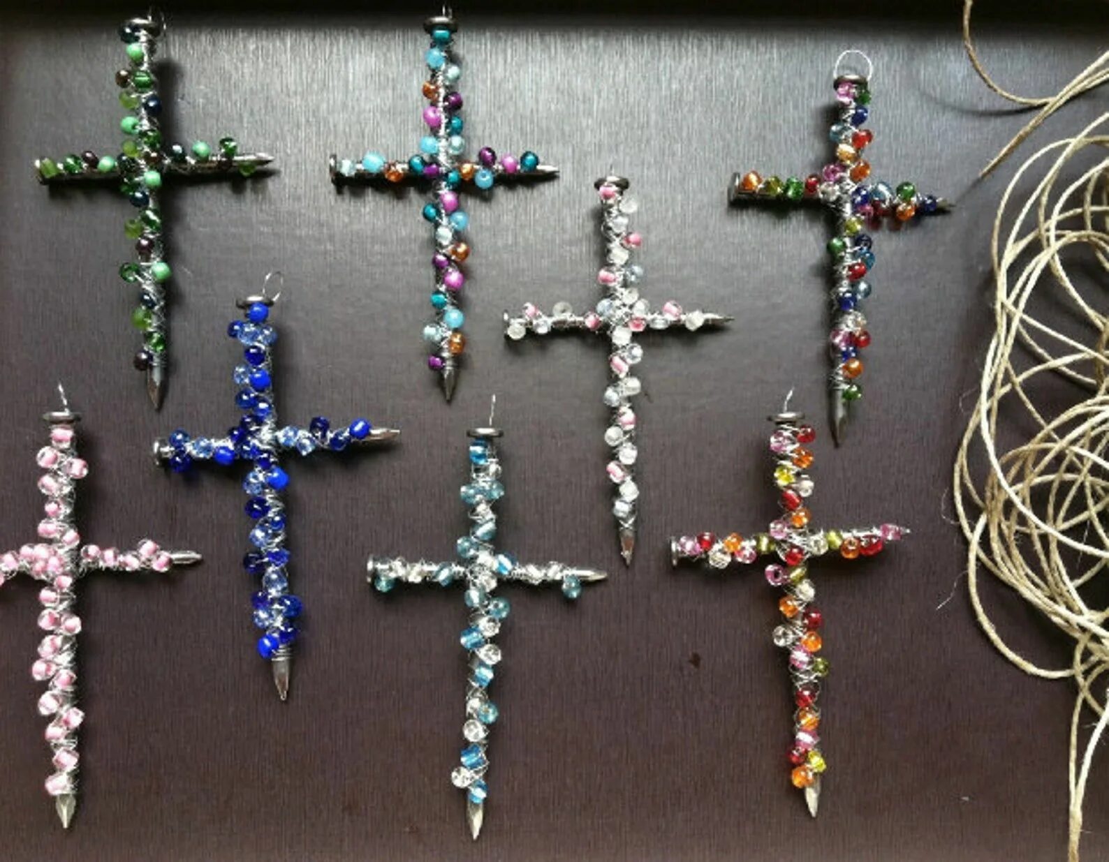 подвеска крест из бисера. крестики деревянные нательные православные мужские. как сделать маленький крестик. крест нательный деревянный. крест православный деревянный нательный.