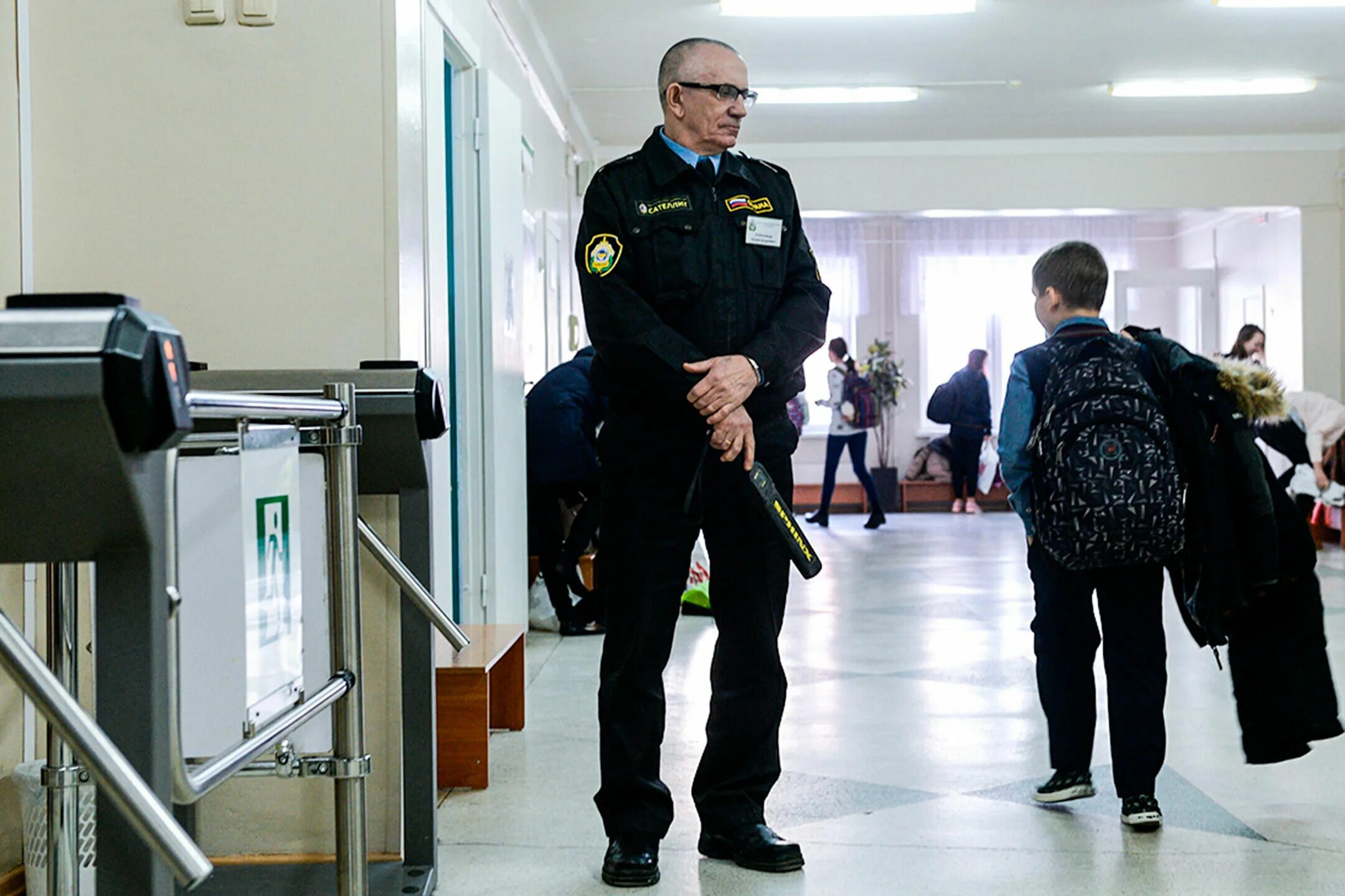 Охранник левый берег. Охрана в школе. Школьный охранник. Охрана школ в России. Охрана детей в школе.
