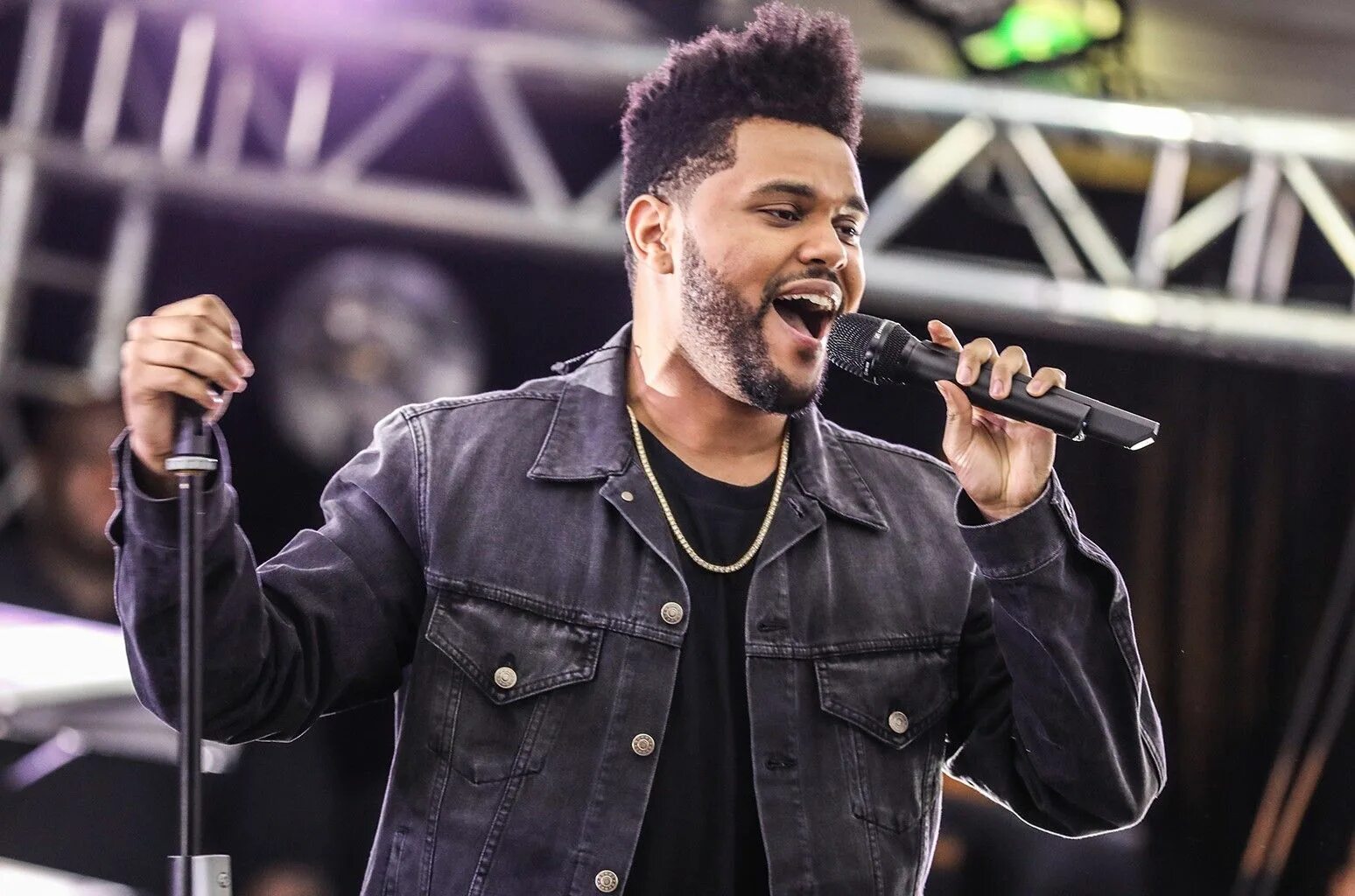 The Weeknd. The Weeknd фото. The Weeknd с микрофоном. Wee. Weekend concerts