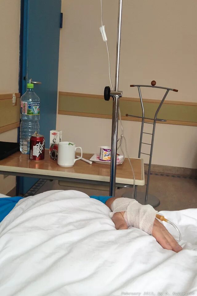 Девушка в больнице ночью. Под капельницей в больнице кровать. больница палата капельница. больничная палата с капельницей.