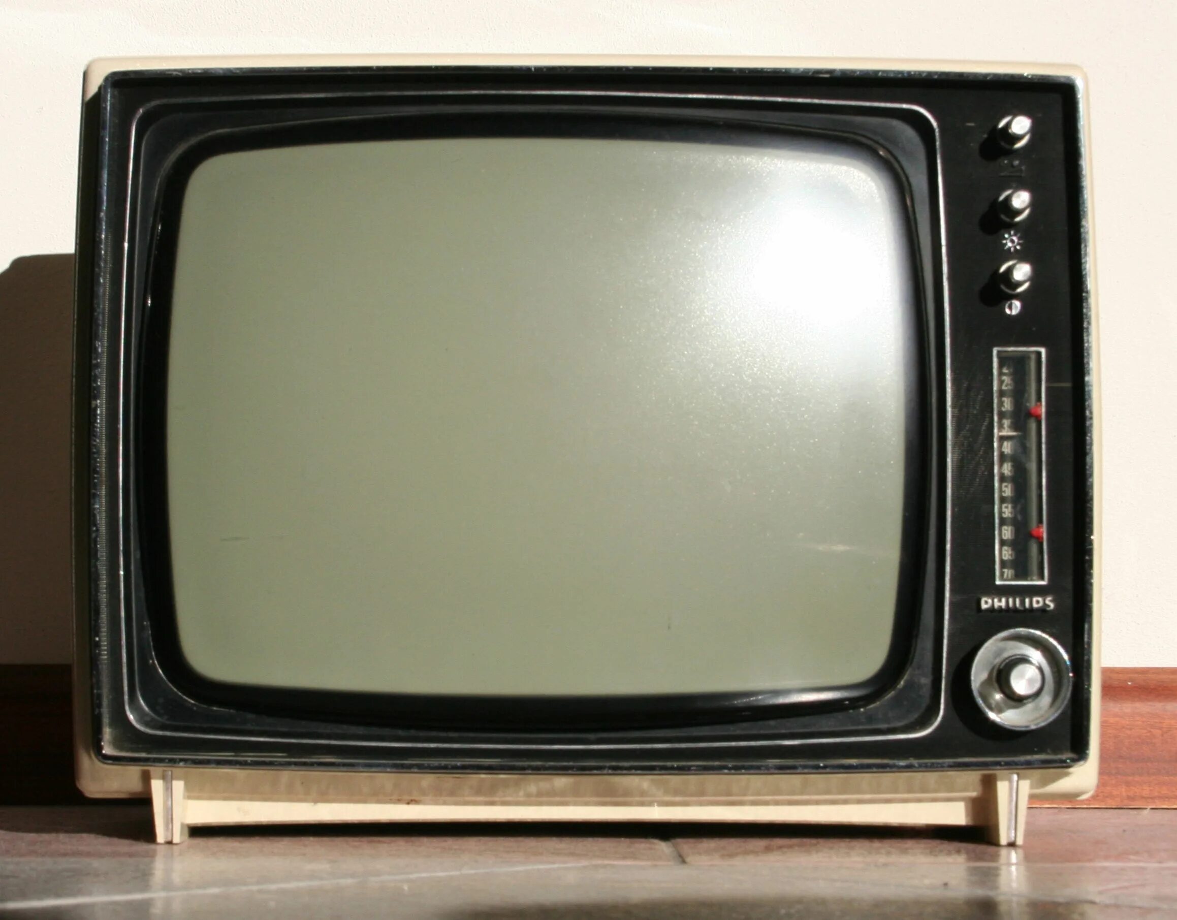 Тв для старого андроида. Телевизор янтарь 726д. Старый телевизор. Старинный телевизор. Телевизор старенький.