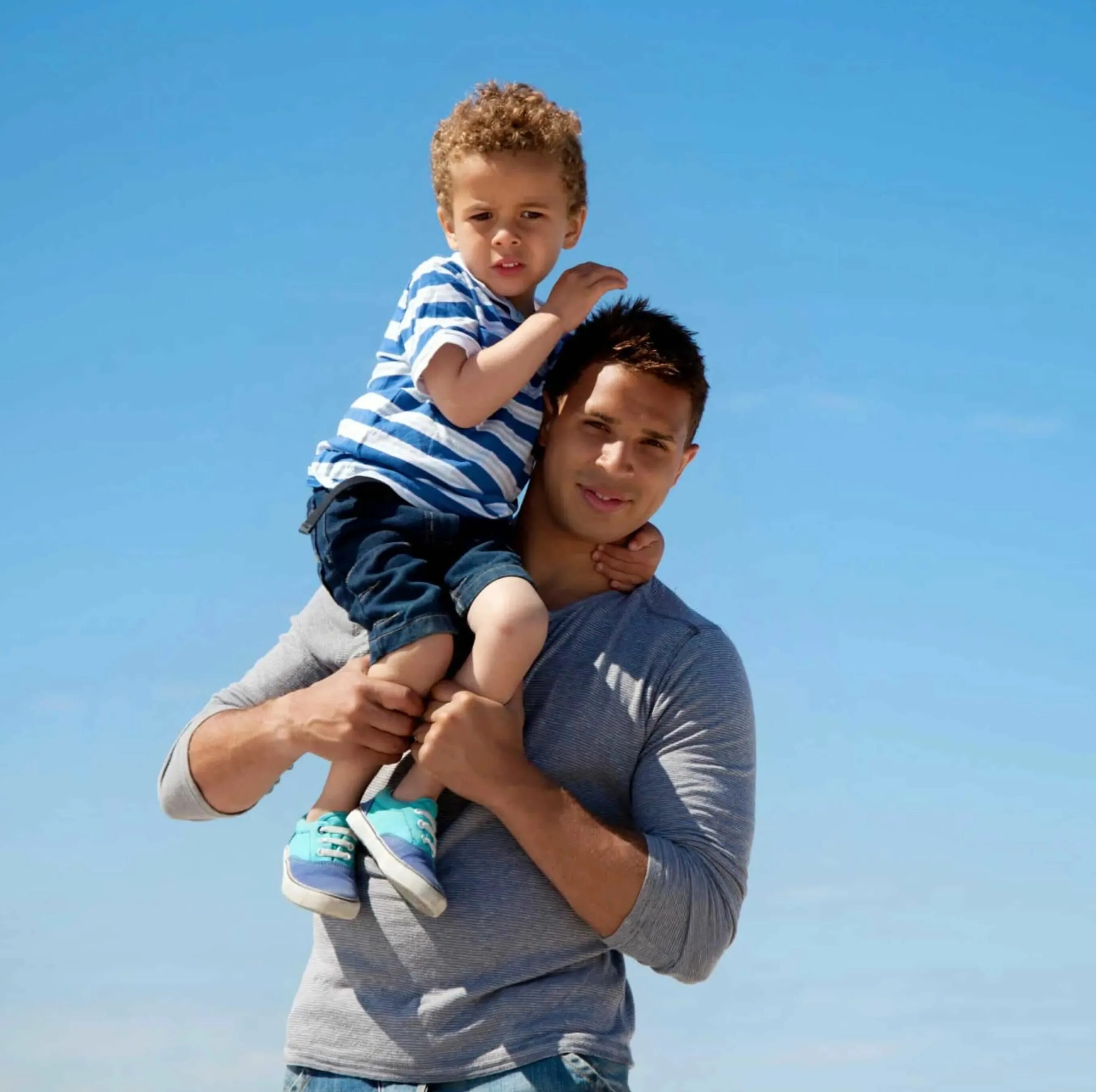 Сын выше отца. Отец и сын рост. С сыном на руках. Рост сына 120 см каков примерный рост папы. 120 сантиметров рост.