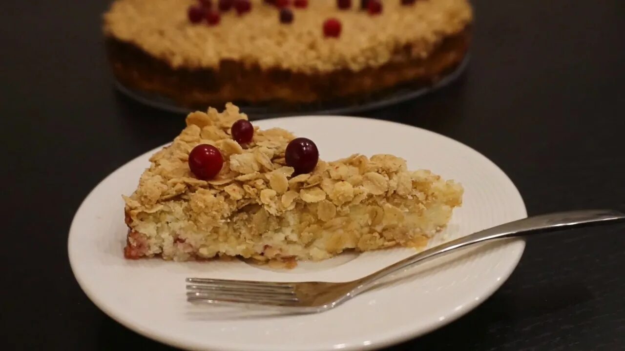 Овсяный пирог с творогом. Пирог с овсяными хлопьями. Творог овсянка пирог. Творог овсянка пирог. Овсяный пирог.
