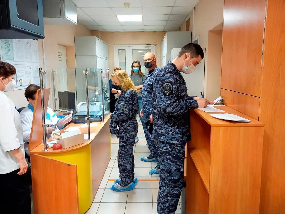 Охрана в садике. Работа охранником больницы. Охранник в больнице. Работа охранником больницы. Сотрудник охраны.