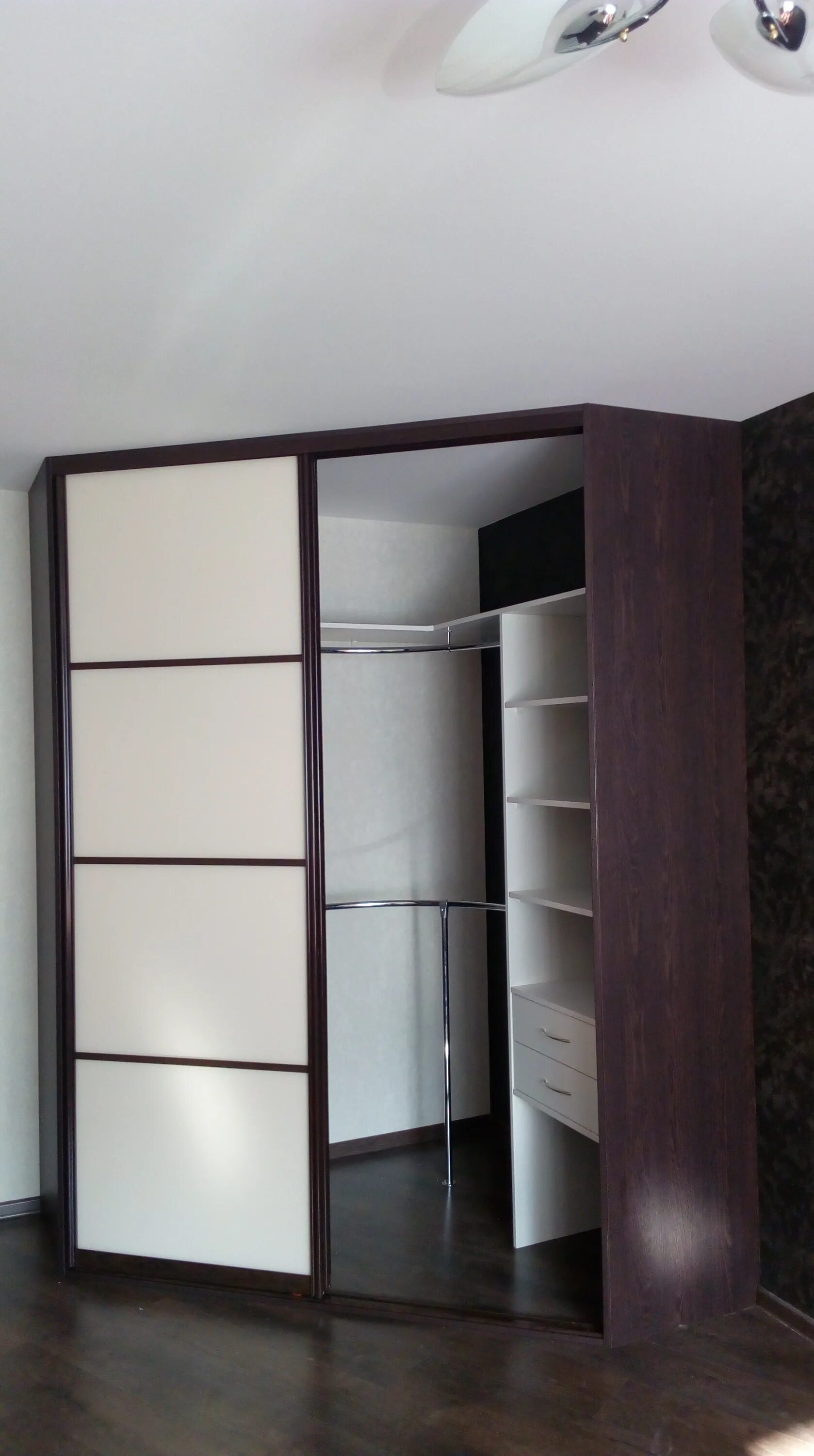 Угловой шкаф купе под прямым углом. Треугольный шкаф купе. Встроенный угловой шкаф. Диагональные шкафы. Встроенный шкаф купе по диагонали.