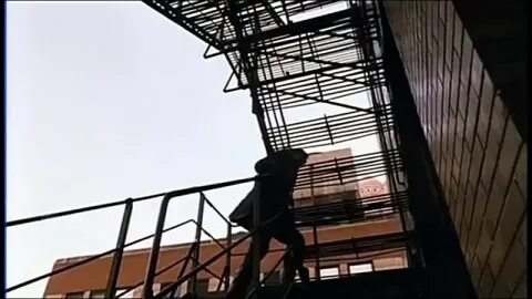Брат поднимается по лестнице