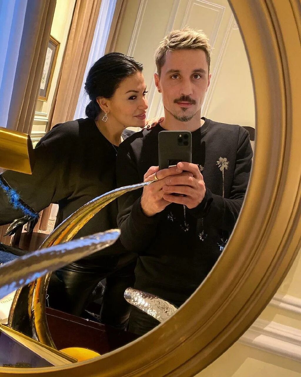 Тина кароль звездные каникулы. Ксения сухинова и дима билан. Билан и юлия саркисова. Дима билан чёрно-белый фото. Новогодние мюзиклы звездные каникулы.