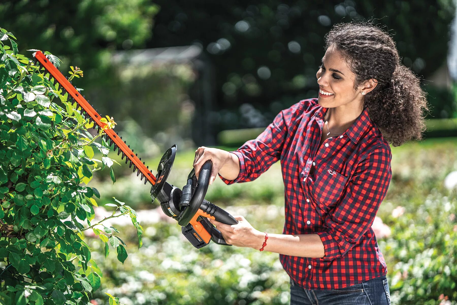 Кусторез аккумуляторный Worx wg261e. Триммер Worx на траве. Секатор Worx. Hedge Trimmer. Какой триммер лучше для женщин