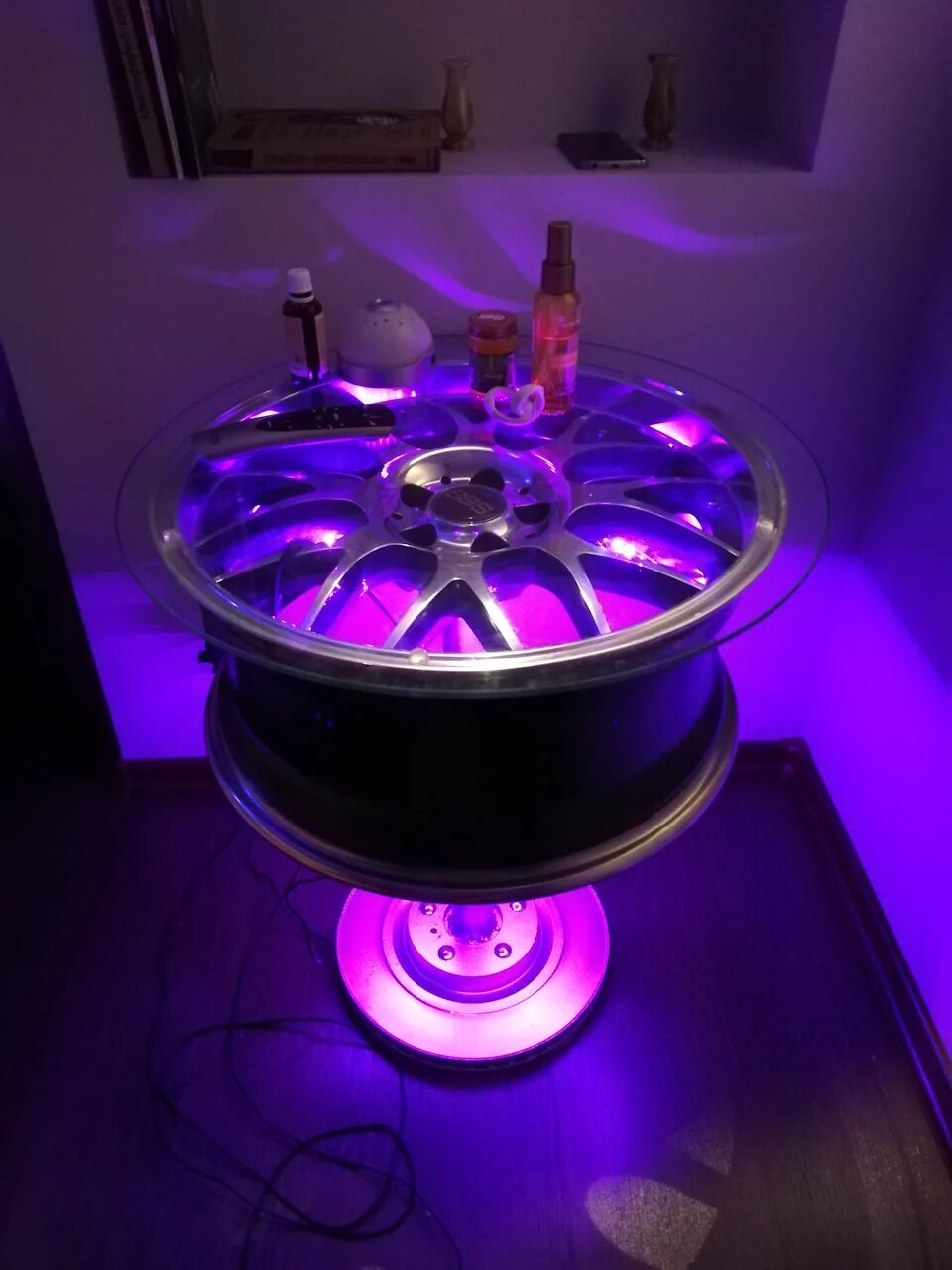 Мебель из колесных дисков. Стол из диска авто. Стол из колеса. Своими руками из дисков машины. Столы из запчастей авто.