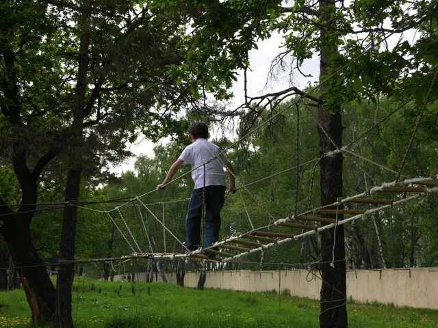 веревочный парк чебоксары николаева. туристическая полоса препятствий для детей. туристическая полоса препятствий. площадка для спортивного туризма. полоса препятствий сетка.