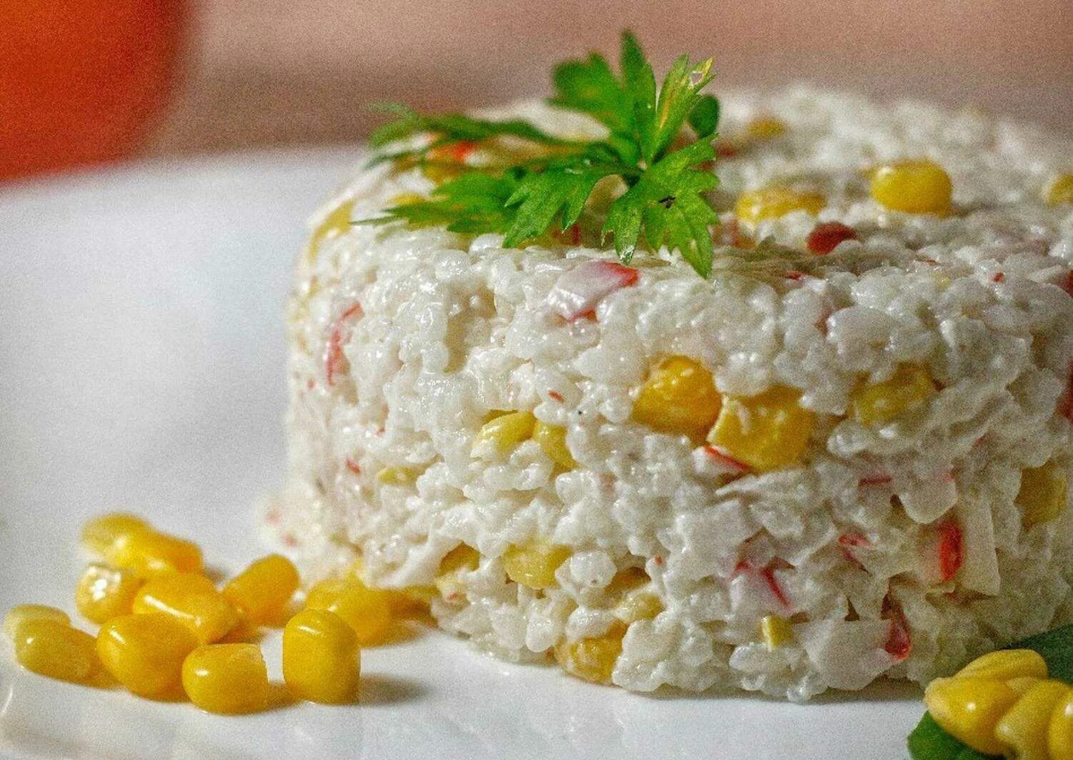 Как приготовить вкусный крабовый салат с кукурузой. Салат с крабовыми палочками и кукурузой и рисом. салат с крабовыми палочками и рисом. салат из крабовых палочек с кукурузой и рисом. салат из крабовых палочек с рисом.