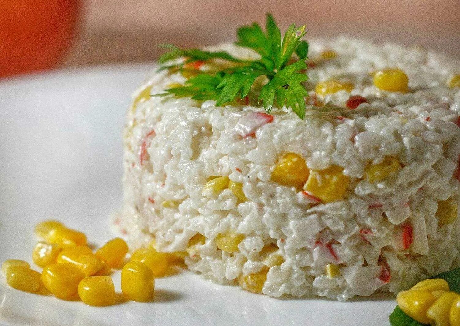 Салат с крабовыми палочками и рисом. Салат с крабовыми палочками и кукурузой и рисом. Салат из риса и крабовых палочек и кукурузы. Крабовый салат с рисом. Вкусный рецепт крабового салата с рисом